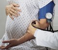 Повышение уровня артериального давления во время беременности, даже транзиторное, может быть предиктором возникновения заболеваний сердца, почек, сахарного диабета